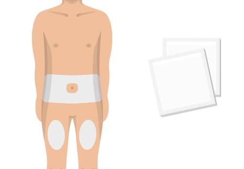 Uomo senza camicia con cerotti bianchi su ginocchia e fianchi laterali, accanto a tre rettangoli bianchi piatti