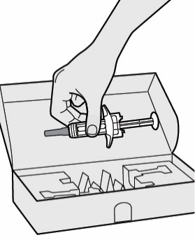 Mano che afferra una siringa pre-riempita all