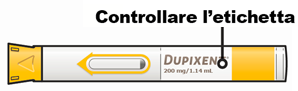 Penna precompilata gialla con freccia arancione e indicazione DUPIXENT 200mg/1.14mL con etichetta da controllare