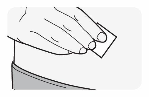 Mano che applica un cerotto adesivo bianco su una ferita o pelle lesionata su un braccio