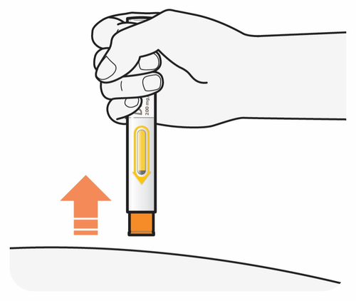 Mano che tiene un dispositivo per iniezione con ago arancione puntato verso la pelle e freccia gialla che indica la direzione di inserimento