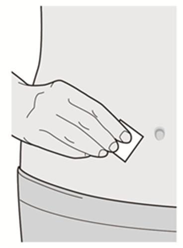 Mano che applica un cerotto adesivo su una zona del corpo, probabilmente addominale, con contorno grigio chiaro