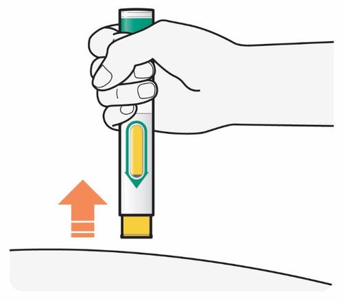 Mano che afferra un dispositivo penna per iniezione con freccia arancione rivolta verso il basso e area gialla sulla pelle