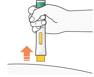 Mano che tiene un dispositivo per iniezione con pulsante giallo e ago arancione che punta verso il basso sulla pelle