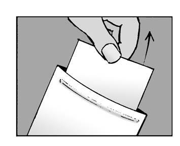 Mano che estrae una siringa pre-riempita dalla sua confezione protettiva in plastica trasparente