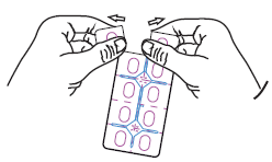 Due mani che tengono e posizionano un cerotto medicinale su una pelle contrassegnata da cerchi e una croce