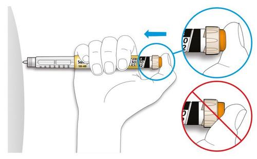 Mano che tiene un dispositivo per iniezione con ago, freccia blu indica la corretta posizione e cerchio rosso mostra un errore da evitare