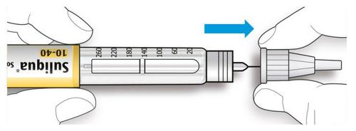 Siringa preriempita con soluzione gialla, indicazioni di dosaggio e ago protetto, mani che preparano l