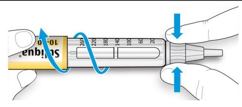Siringa pre-riempita con indicazioni di dosaggio e frecce blu che mostrano come tirare il cappuccio protettivo e iniettare il farmaco