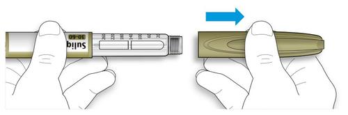 Penna per insulina con ago protettivo, entrambe le mani tengono la penna per preparare l