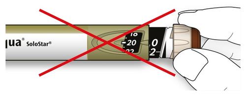 Penna iniettabile SoloStar&reg; con due grandi croci rosse sovrapposte e mano che la tiene all