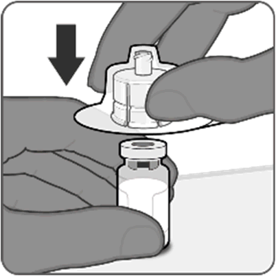 Mani con guanti che tengono un flaconcino e una siringa preriempita con ago protetto freccia nera indica la direzione