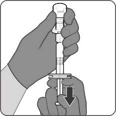 Mano con guanto che tiene una siringa preriempita con ago inserito in un dispositivo di sicurezza nero con freccia nera rivolta verso il basso