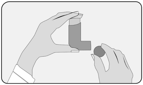 Mano che tiene un inalatore grigio e l