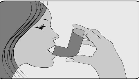 Donna che utilizza un inalatore per asma con bocca aperta e mano che tiene il dispositivo