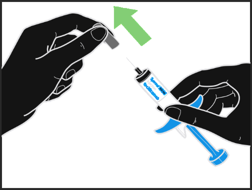 Mano che tiene una siringa blu con ago, fiala di farmaco e freccia verde che indica la direzione di iniezione