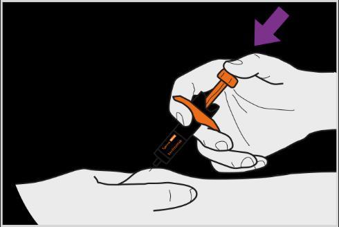 Mano che tiene un autoiniettore arancione premuto sulla coscia con ago inserito e freccia viola che indica la direzione