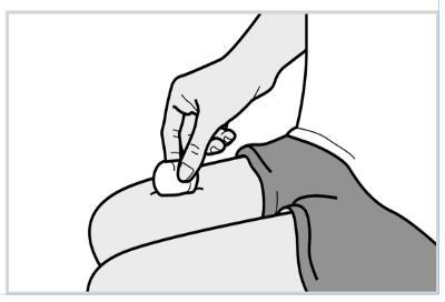 Mano che pizzica la pelle con due dita per preparare l