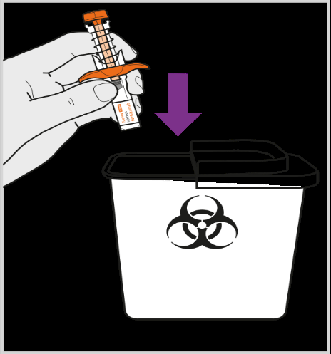 Mano che tiene una siringa usata sopra un contenitore per rifiuti speciali con simbolo biohazard e freccia viola che indica la direzione
