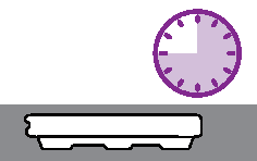 Orologio viola con lancetta che indica le 16:30 su sfondo bianco e grigio