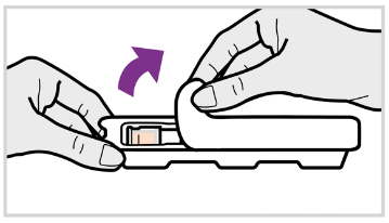 Dispositivo medico bianco con cartuccia e ago, mani che lo tengono e freccia viola che indica la direzione di inserimento