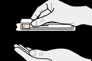 Mano che tiene un dispositivo penna per iniezione con cartuccia arancione visibile e pulsante di rilascio