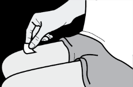 Mano che afferra la pelle del braccio, preparandola per un