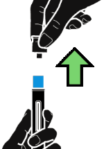Penna iniettabile blu e nera tenuta da una mano con freccia verde che indica la pressione del pistone