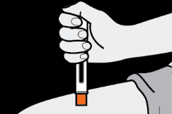 Mano che tiene un autoiniettore con ago inserito nella cute del braccio, dispositivo arancione e corpo bianco