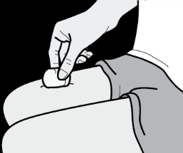 Mano che pizzica la pelle del braccio con due dita per preparare l