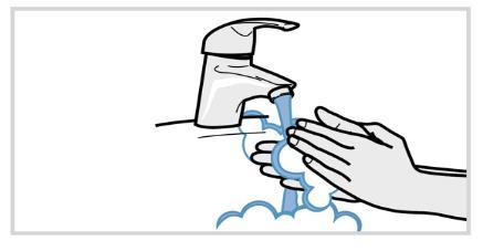 Mano che si lava sotto il rubinetto con acqua corrente e sapone schiumoso per l