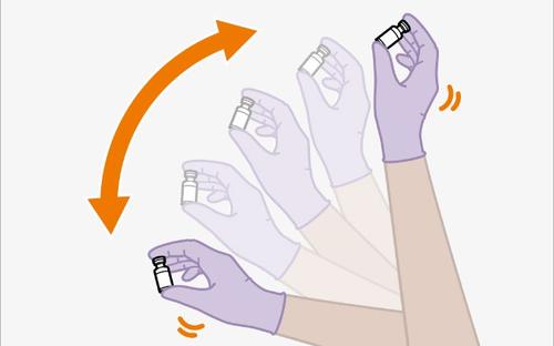 Mano con guanto viola che agita delicatamente una fiala di medicinale trasparente con movimento circolare indicato da freccia arancione