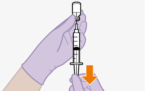 Mano con guanto che tiene una siringa piena, ago rivolto verso il basso indicato da una freccia arancione
