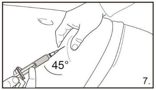 Mano che tiene una siringa inclinata a 45 gradi mentre l