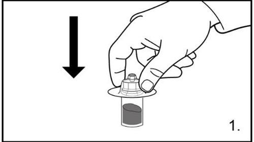 Mano che preme un dispositivo iniettore su una fiala con liquido scuro e base circolare freccia nera indica la direzione dell