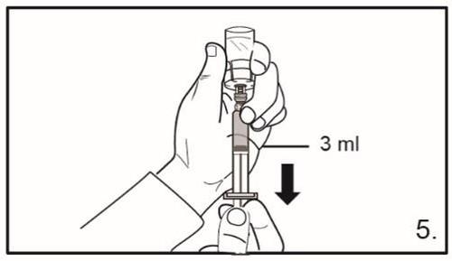 Mano che riempie una siringa trasparente da 3 ml con un liquido da un flaconcino, freccia indica l