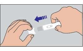 Mano che tiene un test di gravidanza con una freccia blu che indica la zona di lettura e il risultato positivo