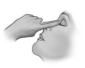 Mano che solleva delicatamente la palpebra superiore dell