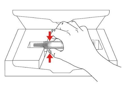 Mano che estrae una penna precompilata dalla sua confezione con frecce rosse che indicano la direzione del movimento