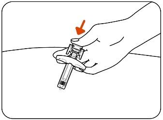 Mano che tiene un dispositivo autoiniettante con ago rivolto verso l