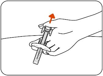 Mano che impugna un autoiniettore con l