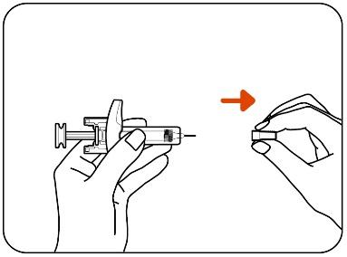 Mano che tiene una siringa preriempita con ago inserito nel tappo di protezione arancione e freccia che indica la direzione