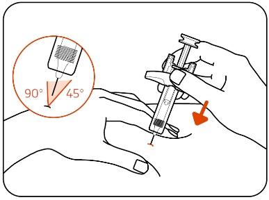 Mano che tiene una siringa preriempita con ago inserito nella pelle indicando angolazioni di 45 e 90 gradi con freccia arancione