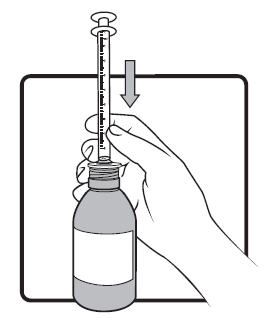 Mano che estrae farmaco da flaconcino con siringa trasparente graduata freccia indica direzione di aspirazione
