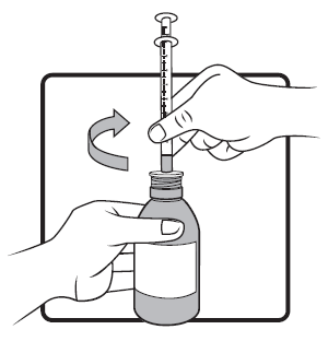 Mano che estrae farmaco liquido da un flacone con siringa trasparente e ago inserito