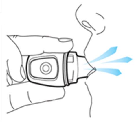 Dispositivo autoiniettante con ago inserito nella pelle e getto di farmaco blu che fuoriesce dal dispositivo