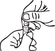 Mano che afferra una fiala di vetro con un tappo di gomma e un cilindro trasparente sottostante