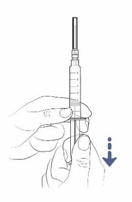 Mano che afferra una siringa trasparente con ago inserito, freccia blu indica direzione di iniezione sottocutanea