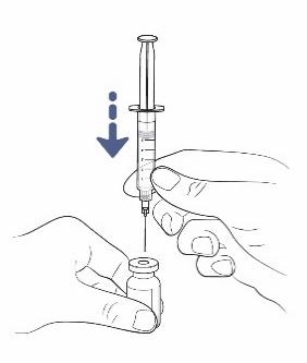 Mano che tiene una siringa sopra un flacone medicinale con ago rivolto verso il basso e freccia blu indicante la direzione