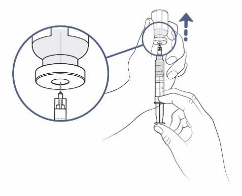 Mano che tiene una siringa collegata a un flaconcino medicinale con una freccia blu che indica il movimento di estrazione